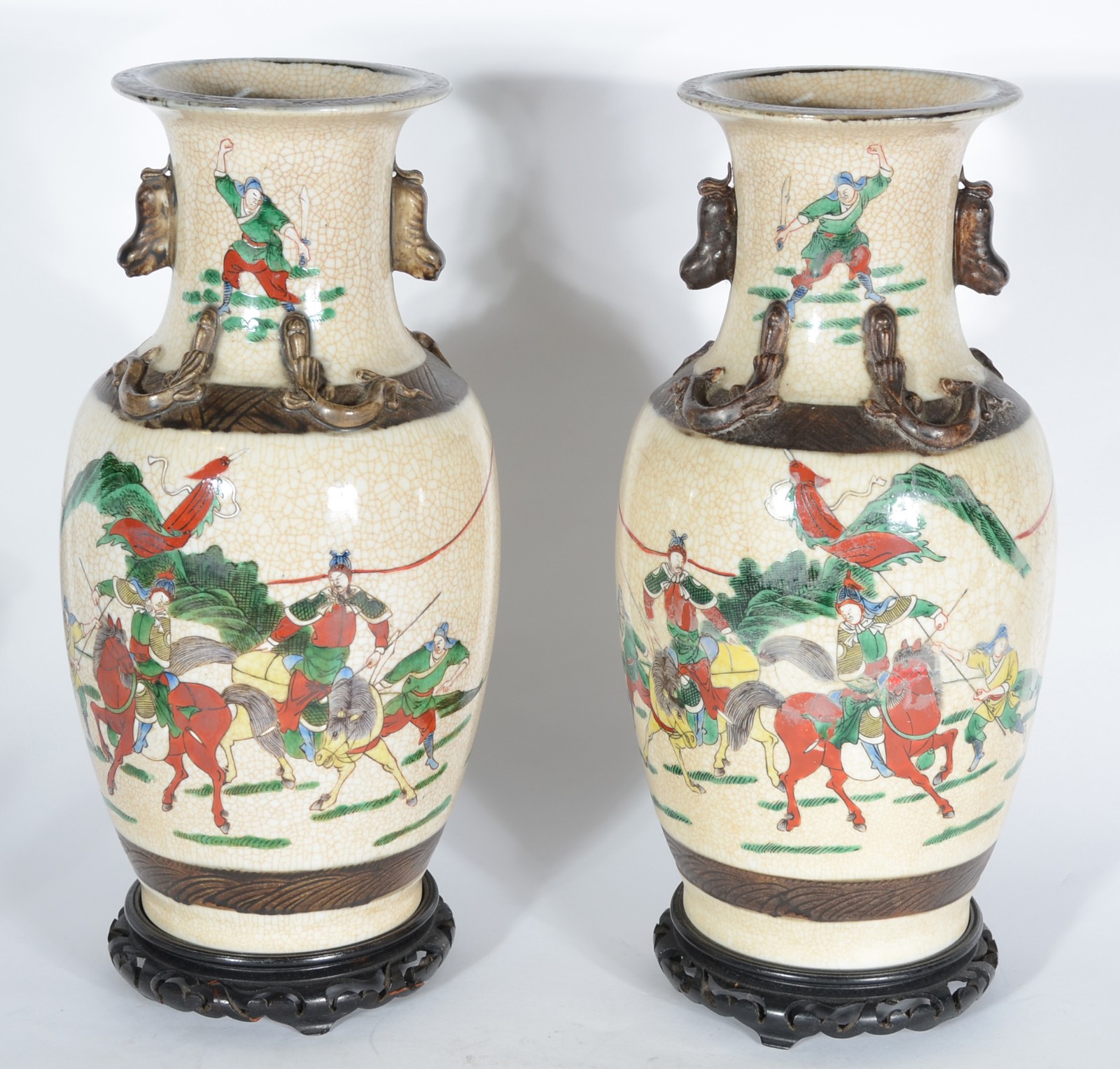 Par de vasos de faiança com craquele oriental com guerreiros em... - foto 4 de 9
