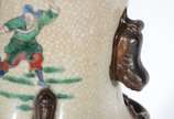 Par de vasos de faiança com craquele oriental c... - Par de vasos de faiança com craquele oriental com guerreiros em policromia. Um deles com restauro.