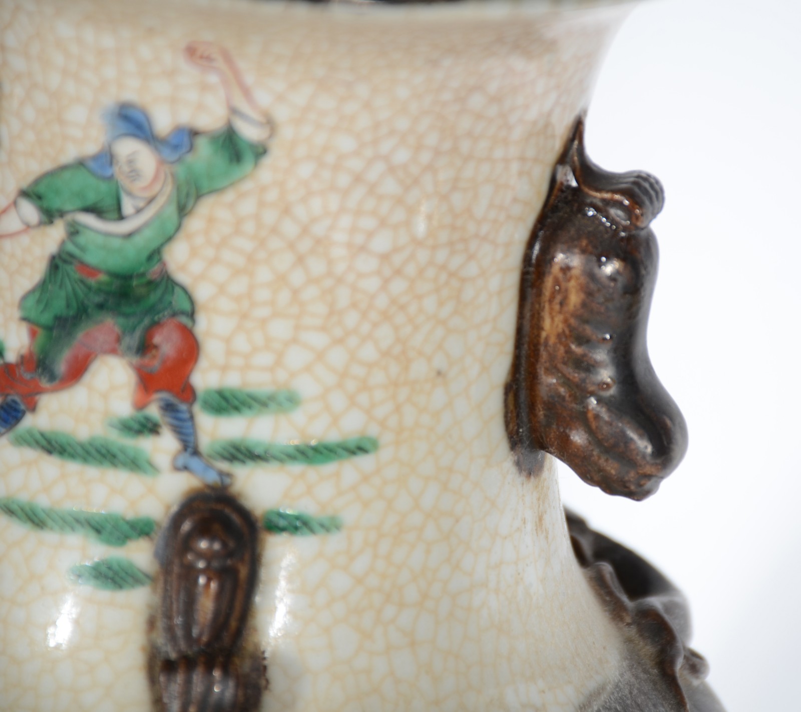 Par de vasos de faiança com craquele oriental com guerreiros em... - foto 5 de 9