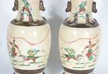 Par de vasos de faiança com craquele oriental c... - Par de vasos de faiança com craquele oriental com guerreiros em policromia. Um deles com restauro.