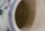 Par de vasos de faiança com craquele oriental c... - Par de vasos de faiança com craquele oriental com guerreiros em policromia. Um deles com restauro.