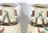 Par de vasos de faiança com craquele oriental c... - Par de vasos de faiança com craquele oriental com guerreiros em policromia. Um deles com restauro.