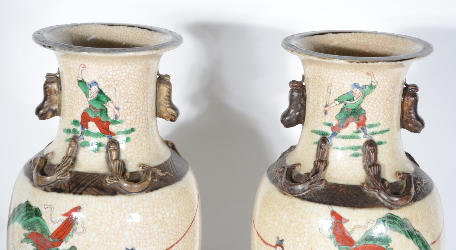 Par de vasos de faiança com craquele oriental com guerreiros em... - foto 3 de 9