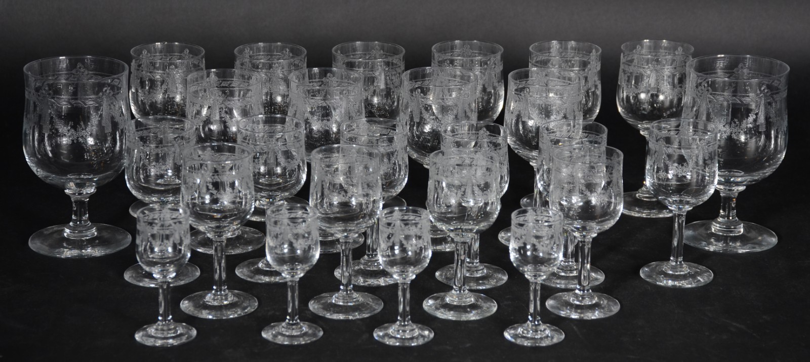 Serviço de cristal lavrado, composto de: 2 taças para vinho tinto, 10... - foto 1 de 3