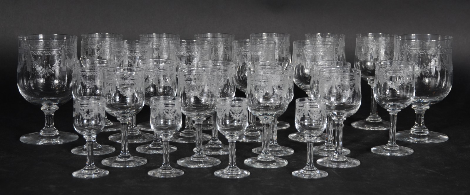 Serviço de cristal lavrado, composto de: 2 taças para vinho tinto, 10... - foto 2 de 3