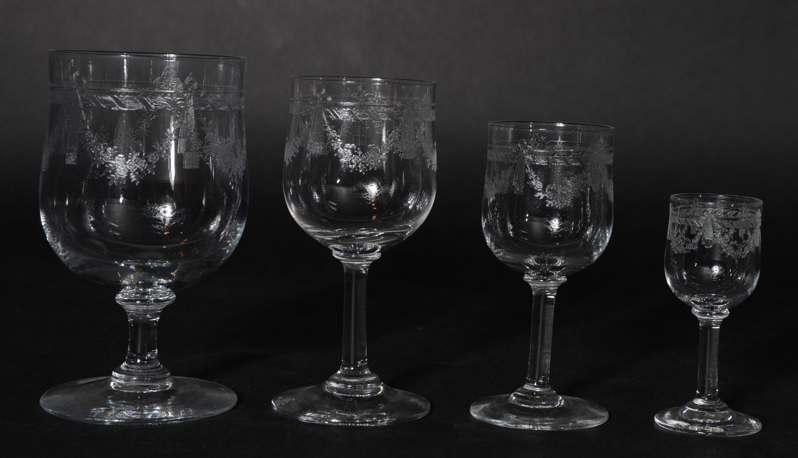 Serviço de cristal lavrado, composto de: 2 taças para vinho tinto, 10... - foto 3 de 3