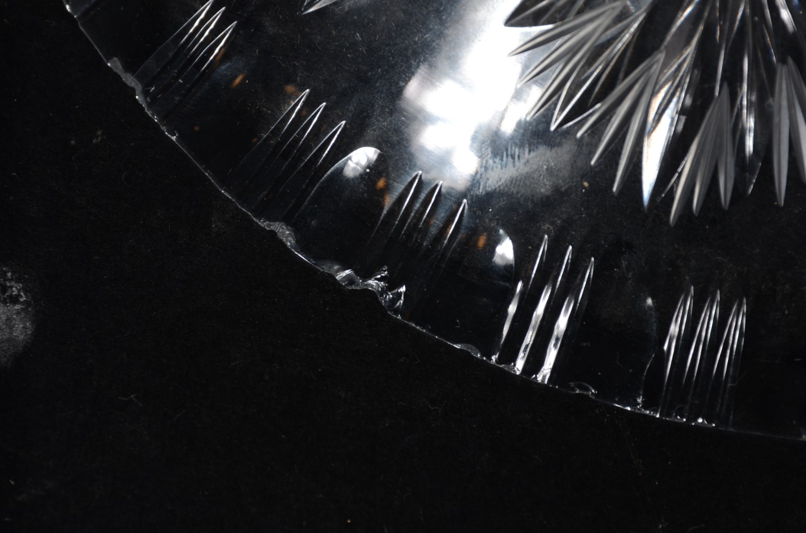 Duas fruteiras de cristal lapidado. Bordas com bicados. - foto 7 de 9