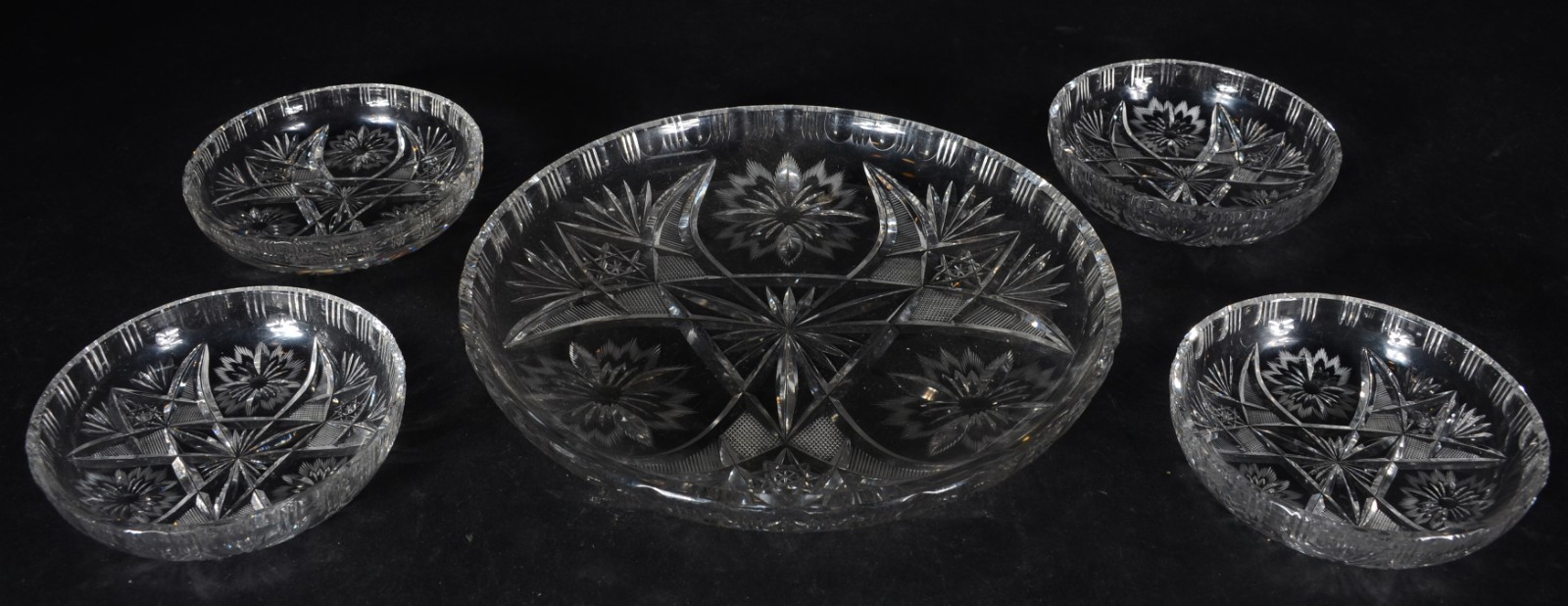 Conjunto para bolo de cristal lapidado, sendo: prato grande e 4... - foto 1 de 2