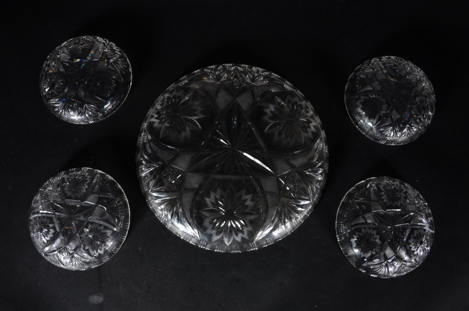 Conjunto para bolo de cristal lapidado, sendo: prato grande e 4... - foto 2 de 2
