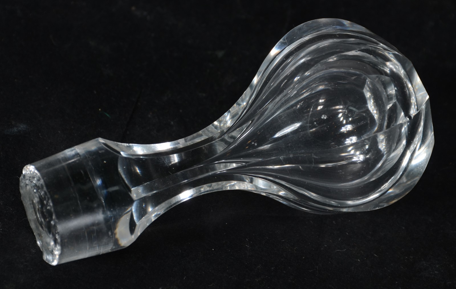 Garrafa de cristal lapidação "dedão". Parte interna da tampa lascada... - foto 3 de 4