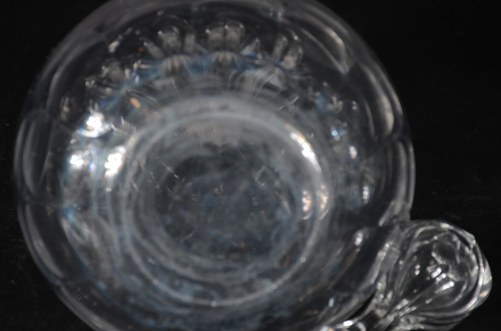 Garrafa de cristal lapidação "dedão". Parte interna da tampa lascada... - foto 4 de 4