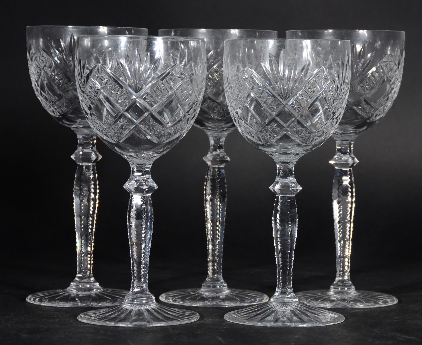 Cinco taças para vinho de cristal lapidado, pés serrilhados. Um deles... - foto 1 de 3