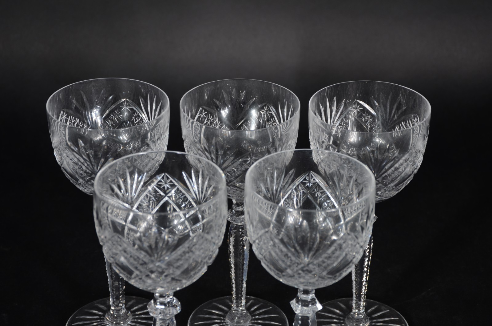 Cinco taças para vinho de cristal lapidado, pés serrilhados. Um deles... - foto 2 de 3