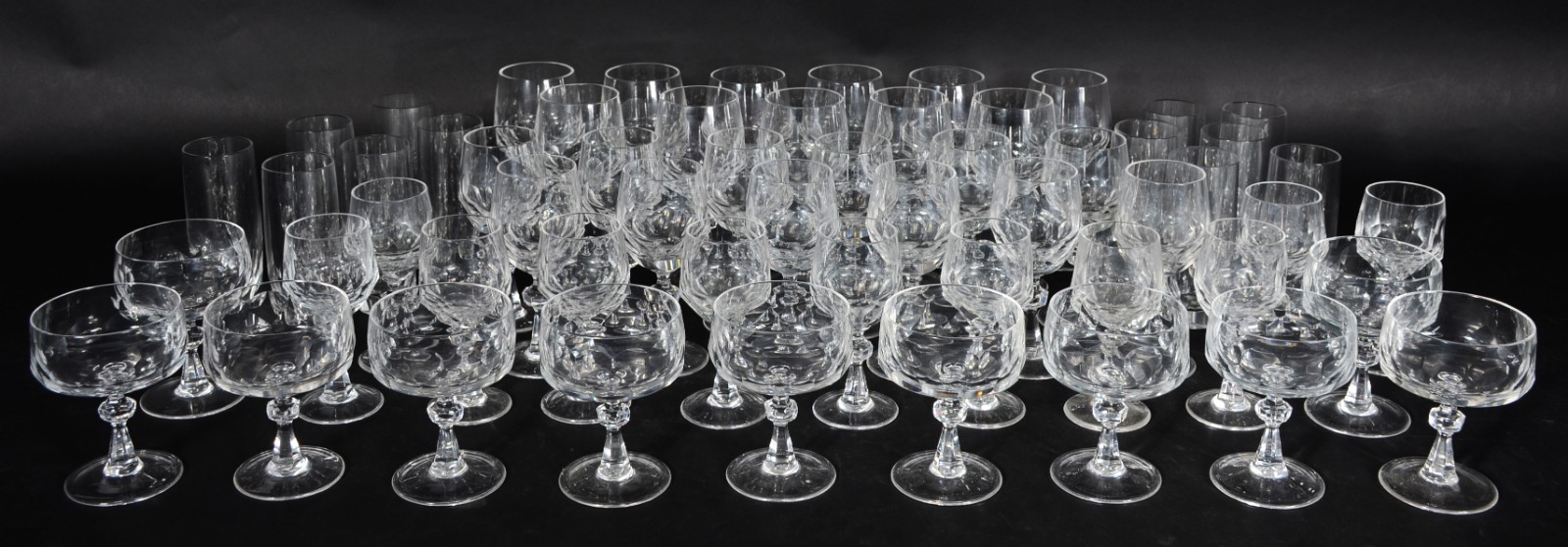 Serviço de cristal facetado, composto de: 11 taças para champagne, 12... - foto 1 de 3