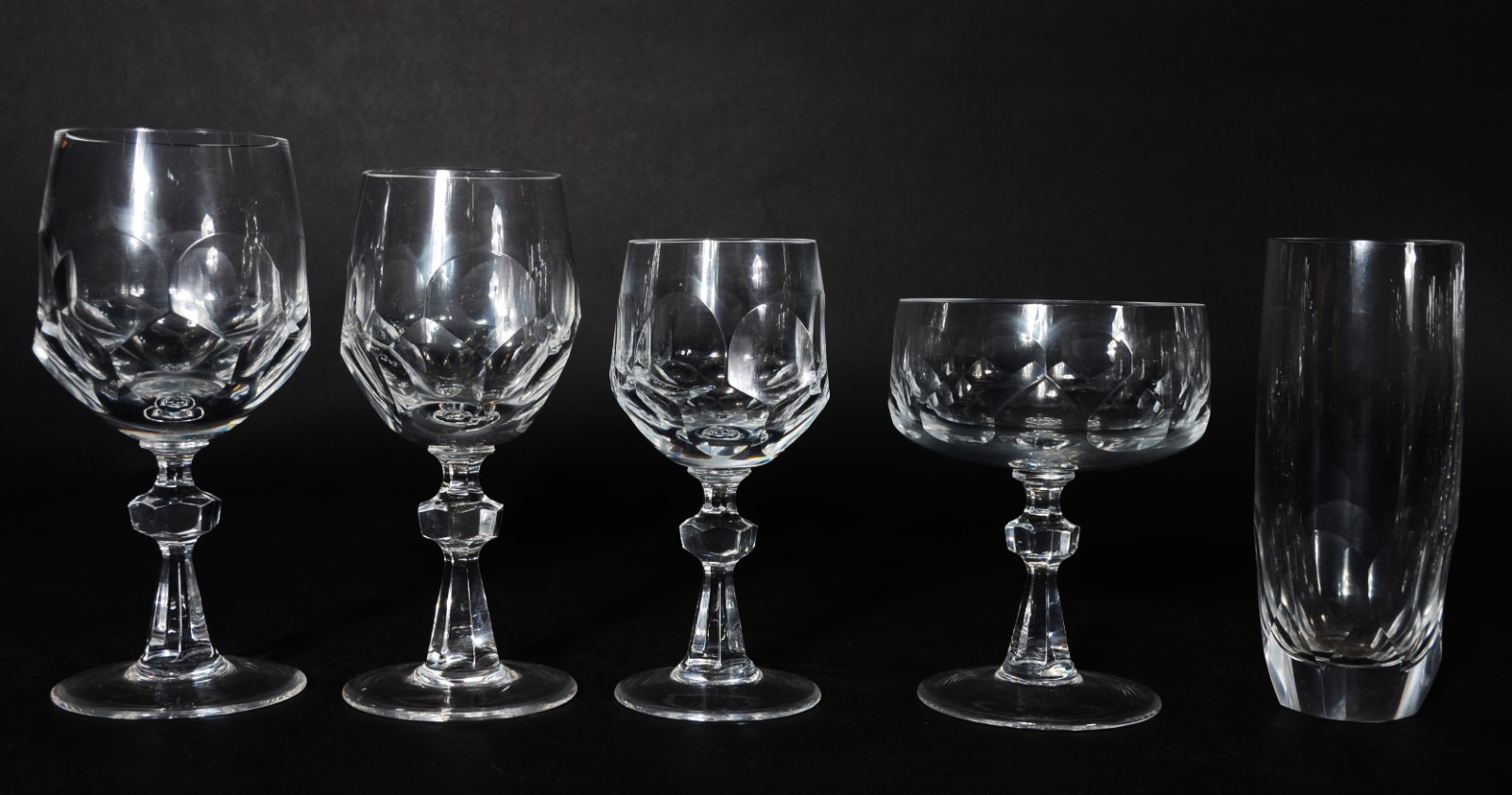 Serviço de cristal facetado, composto de: 11 taças para champagne, 12... - foto 2 de 3