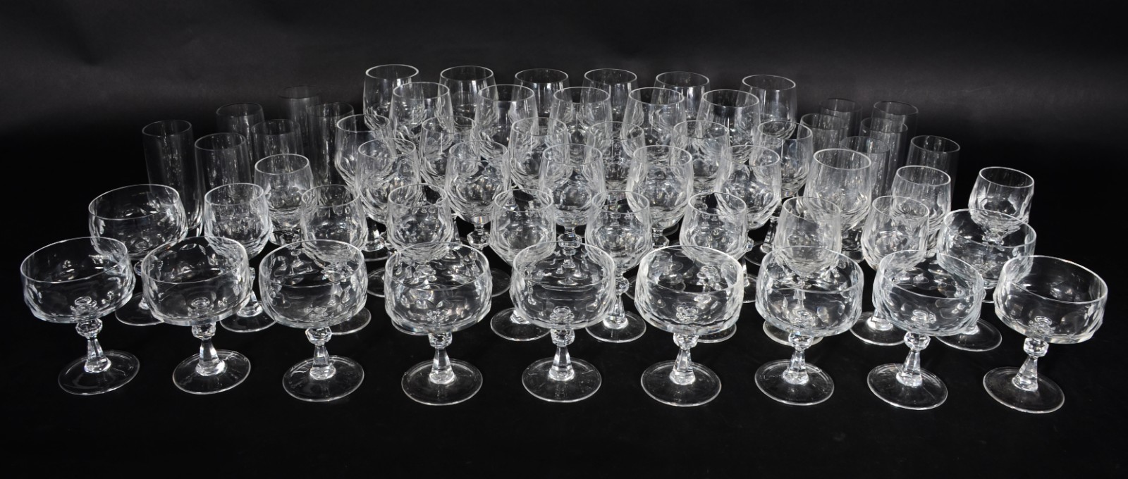Serviço de cristal facetado, composto de: 11 taças para champagne, 12... - foto 3 de 3