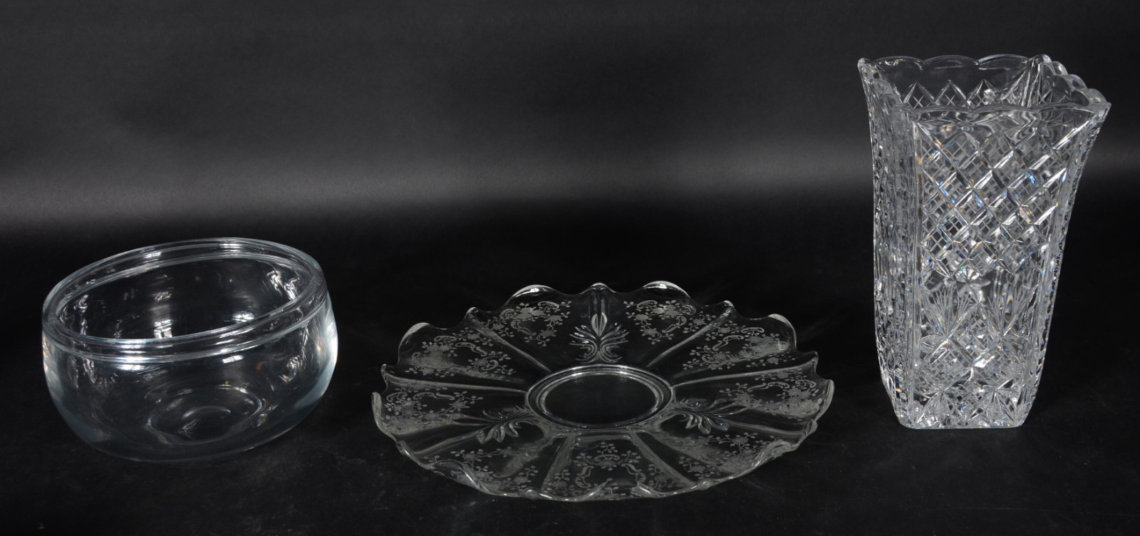 Três peças de cristal lapidado, sendo: vaso (lascado na borda); prato... - foto 1 de 5