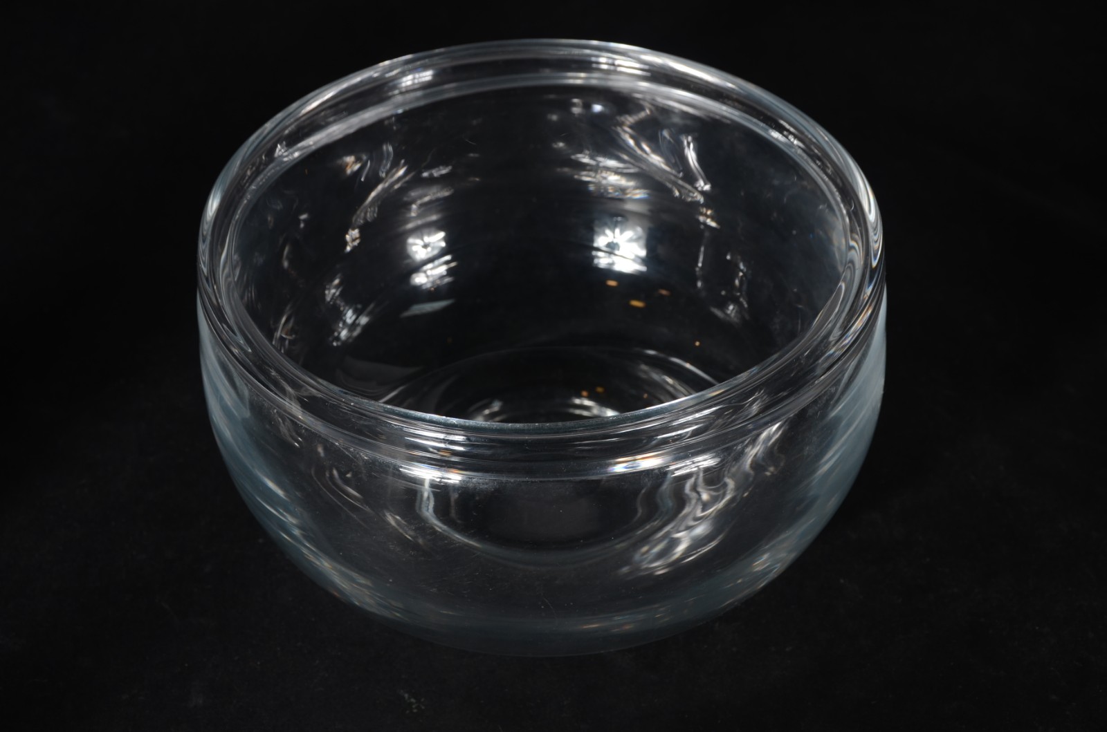 Três peças de cristal lapidado, sendo: vaso (lascado na borda); prato... - foto 2 de 5