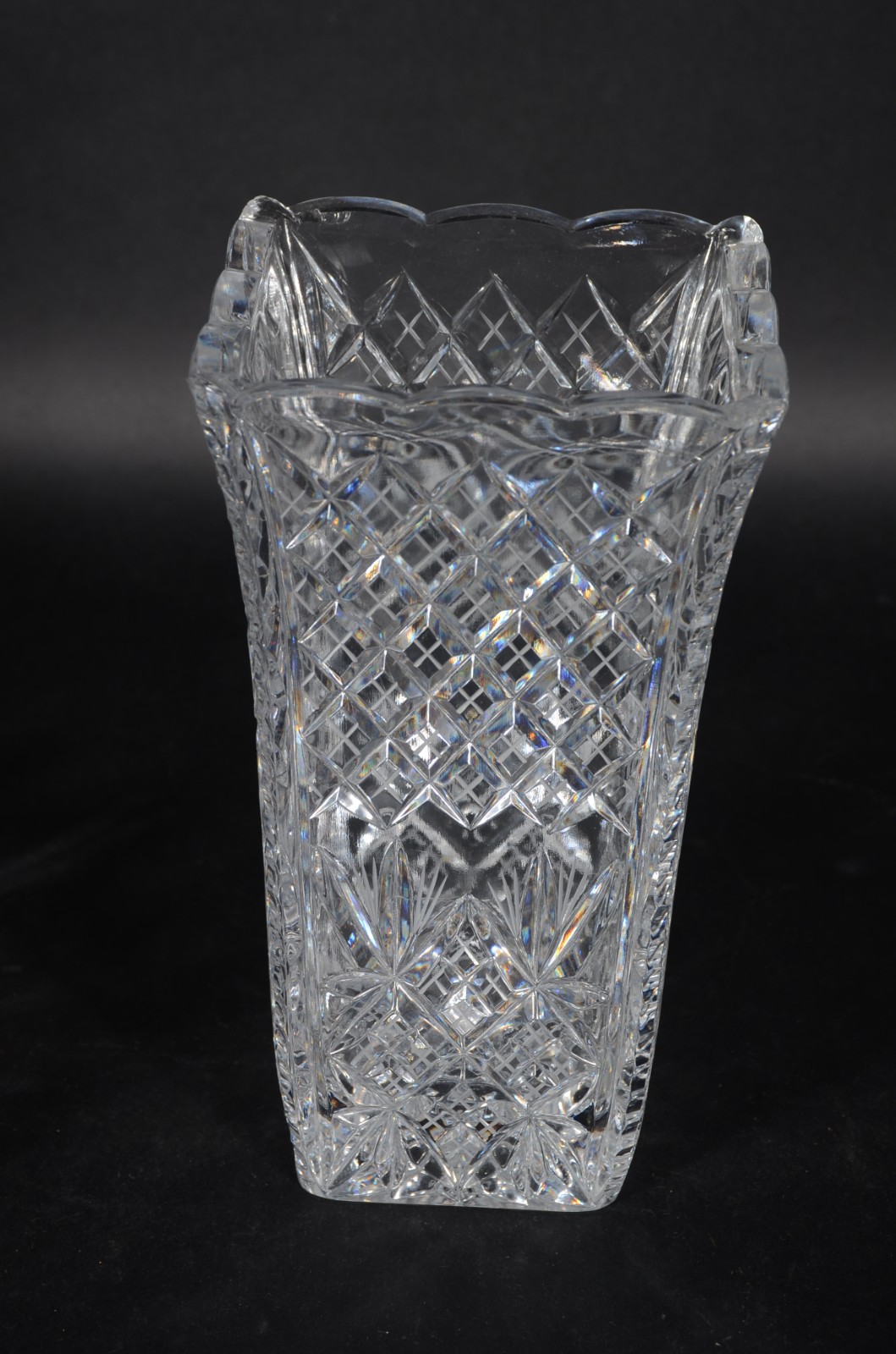 Três peças de cristal lapidado, sendo: vaso (lascado na borda); prato... - foto 4 de 5