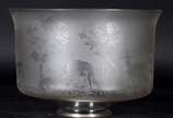 Manga para luminária de cristal lavrado com fig... - Manga para luminária de cristal lavrado com figuras de corsas e vegetação. Pequeno lascado na base.