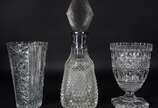 Três peças de cristal lapidado, sendo: garrafa ... - Três peças de cristal lapidado, sendo: garrafa bico de jaca e dois vasos (pequenos bicados).