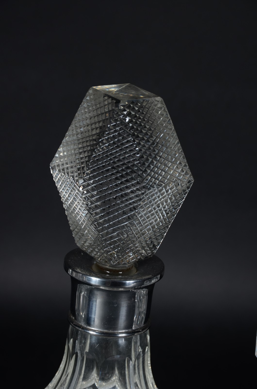 Três peças de cristal lapidado, sendo: garrafa bico de jaca e dois... - foto 3 de 8
