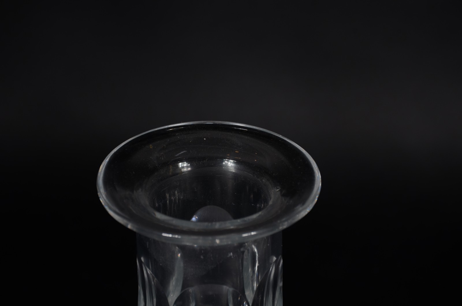 Três peças de cristal lapidado, sendo: duas garrafas e uma galheta. - foto 3 de 6