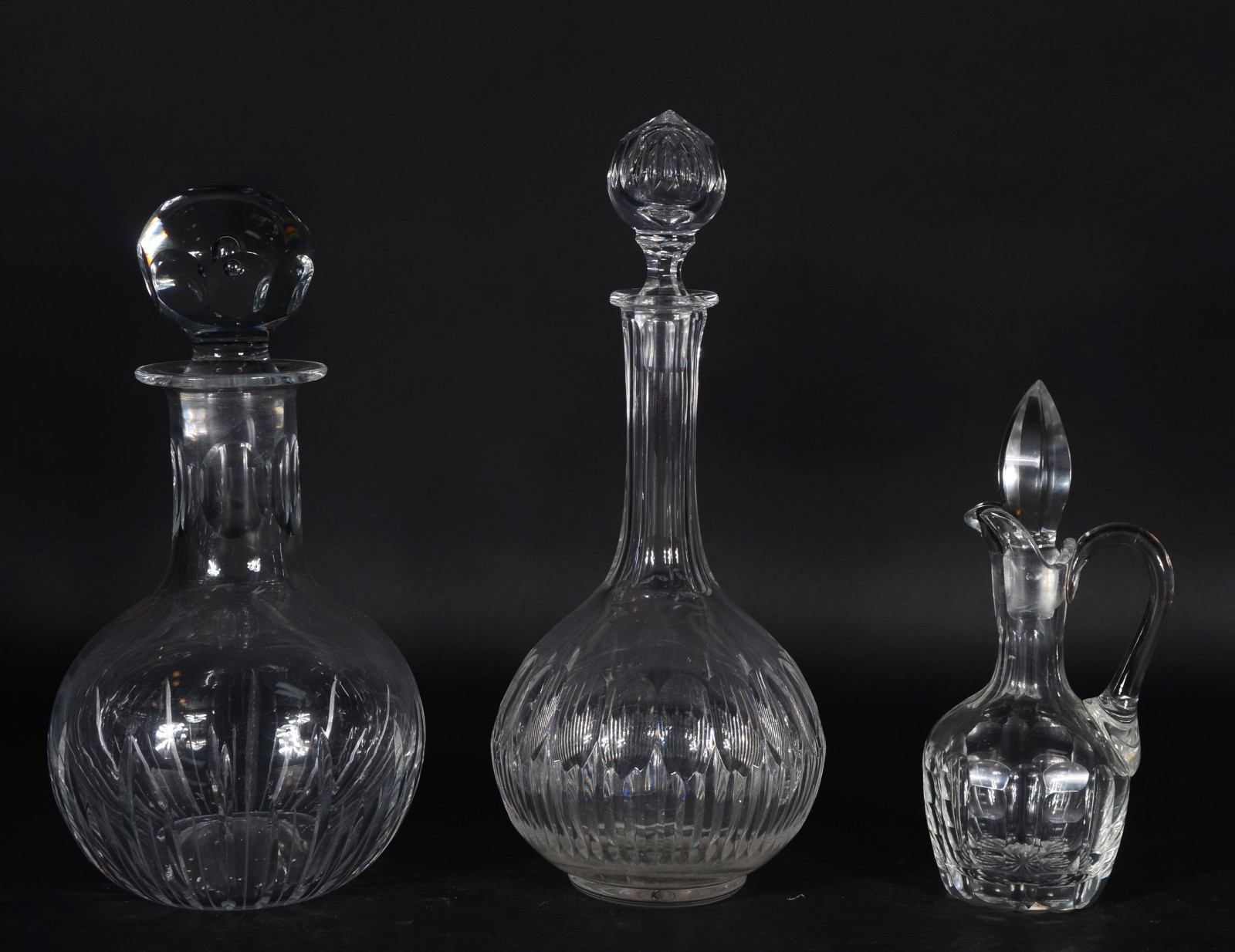 Três peças de cristal lapidado, sendo: duas garrafas e uma galheta. - foto 1 de 6