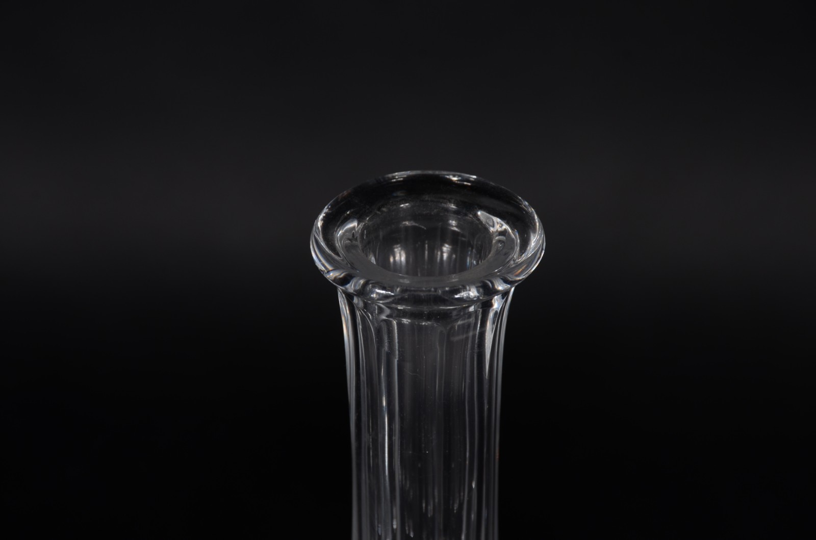 Três peças de cristal lapidado, sendo: duas garrafas e uma galheta. - foto 4 de 6