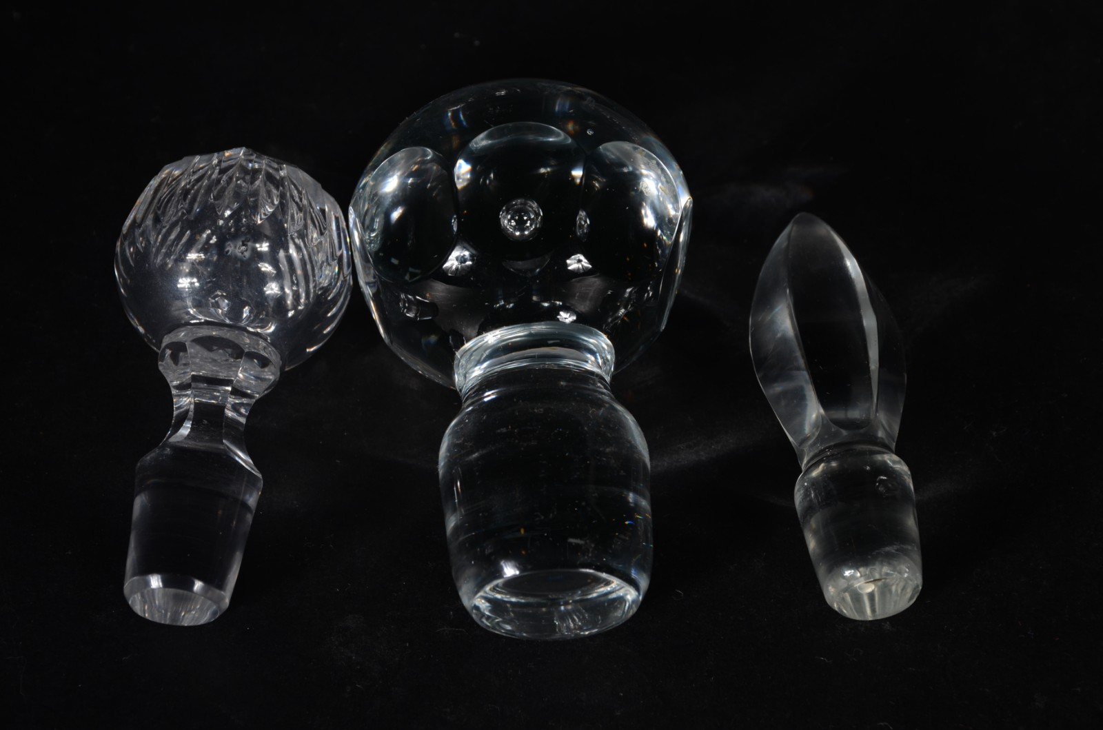 Três peças de cristal lapidado, sendo: duas garrafas e uma galheta. - foto 6 de 6