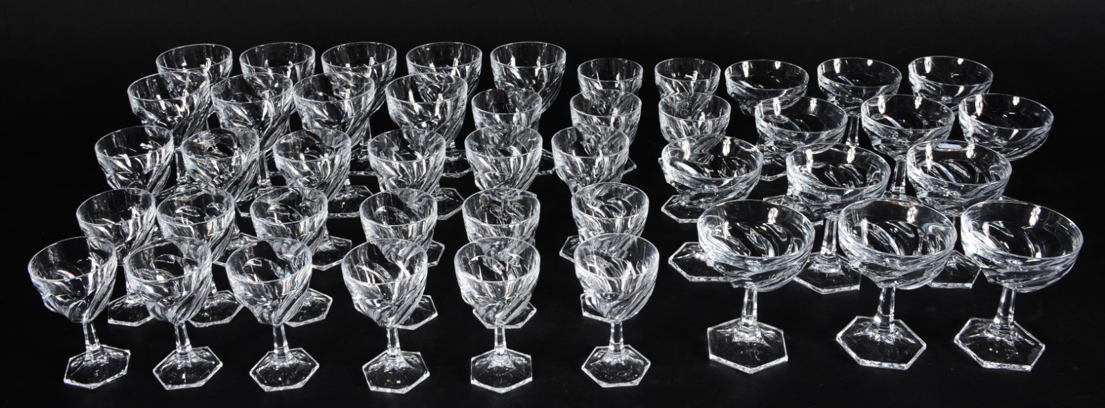 Serviço de cristal "torcido", composto de: 12 taças para champagne... - foto 1 de 6