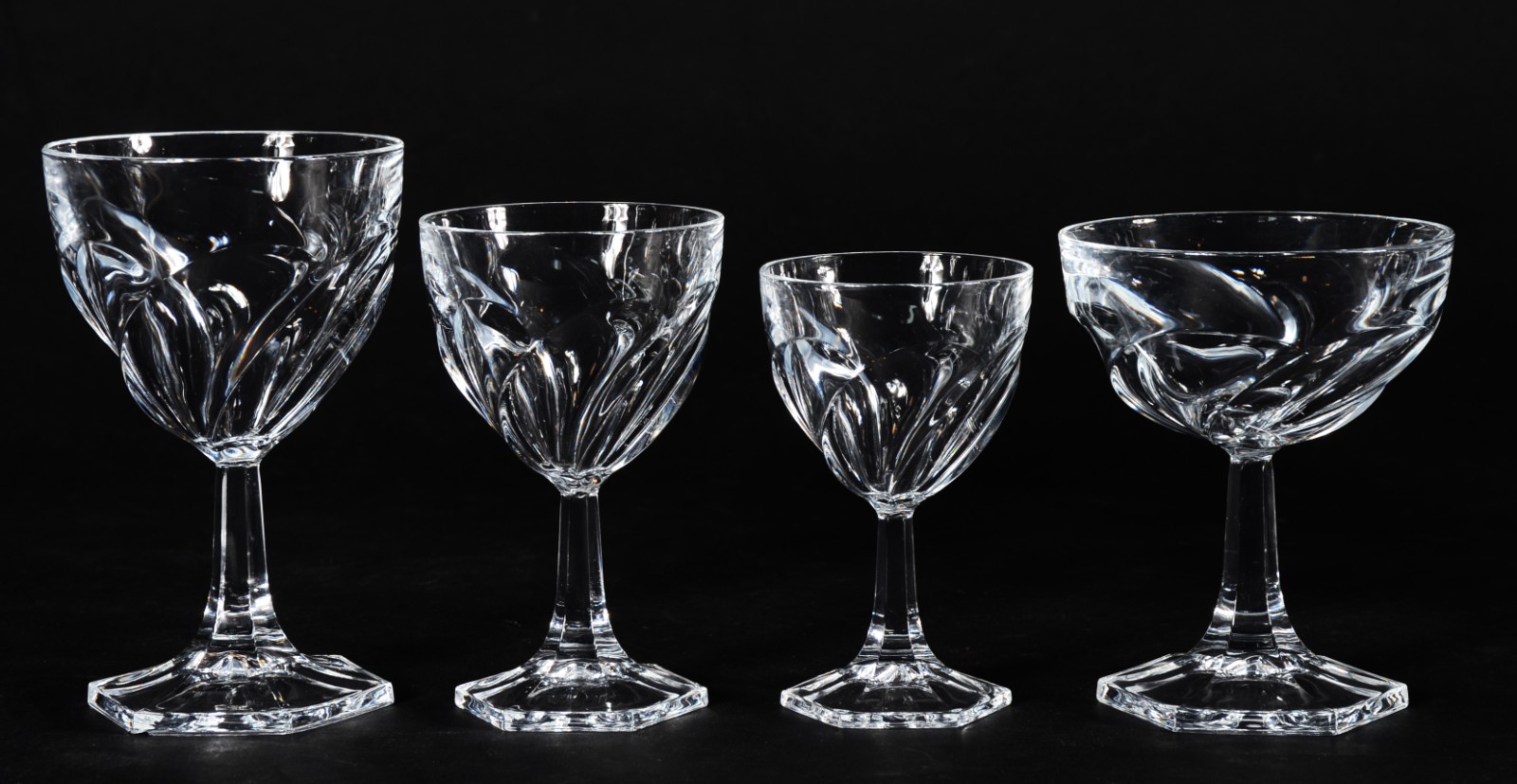 Serviço de cristal "torcido", composto de: 12 taças para champagne... - foto 2 de 6