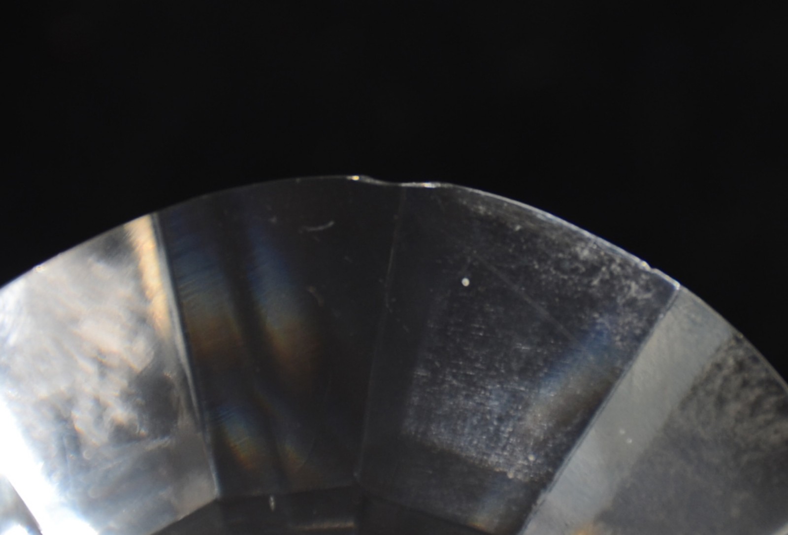 Licoreira com 6 copinhos de cristal facetado. Mínimos bicados. - foto 4 de 5