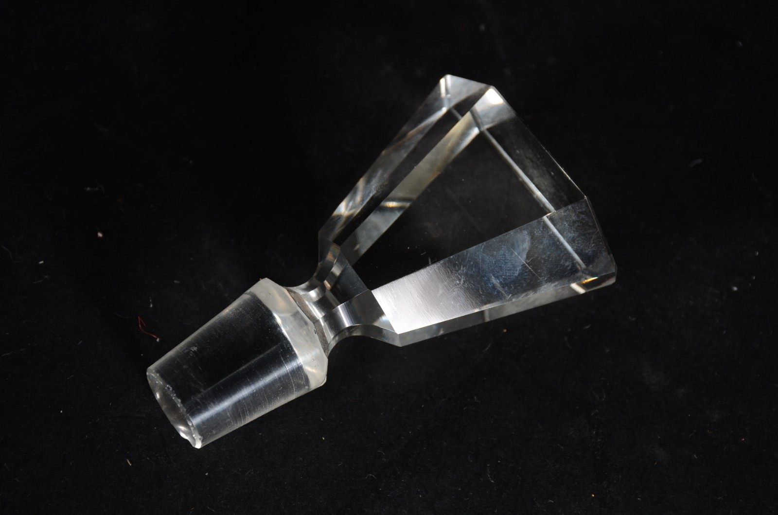 Licoreira com 6 copinhos de cristal facetado. Mínimos bicados. - foto 5 de 5