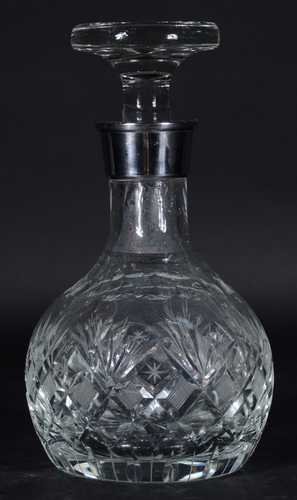 Garrafa de cristal lapidado, bocal de metal prateado. - foto 1 de 4