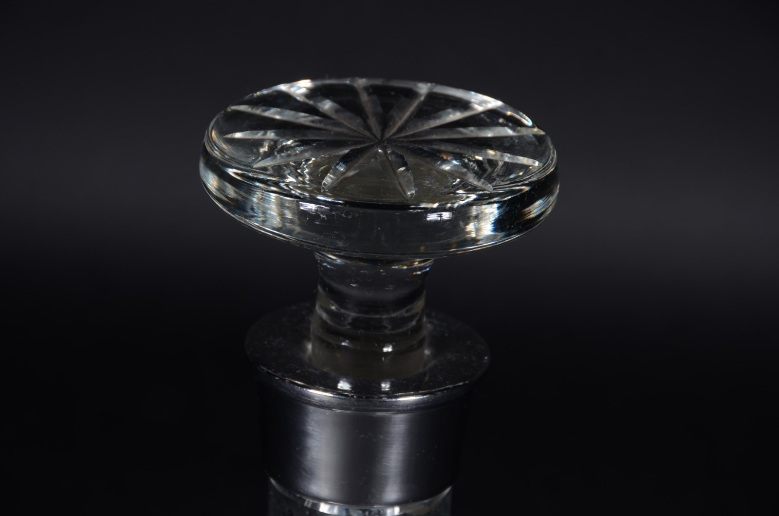 Garrafa de cristal lapidado, bocal de metal prateado. - foto 2 de 4