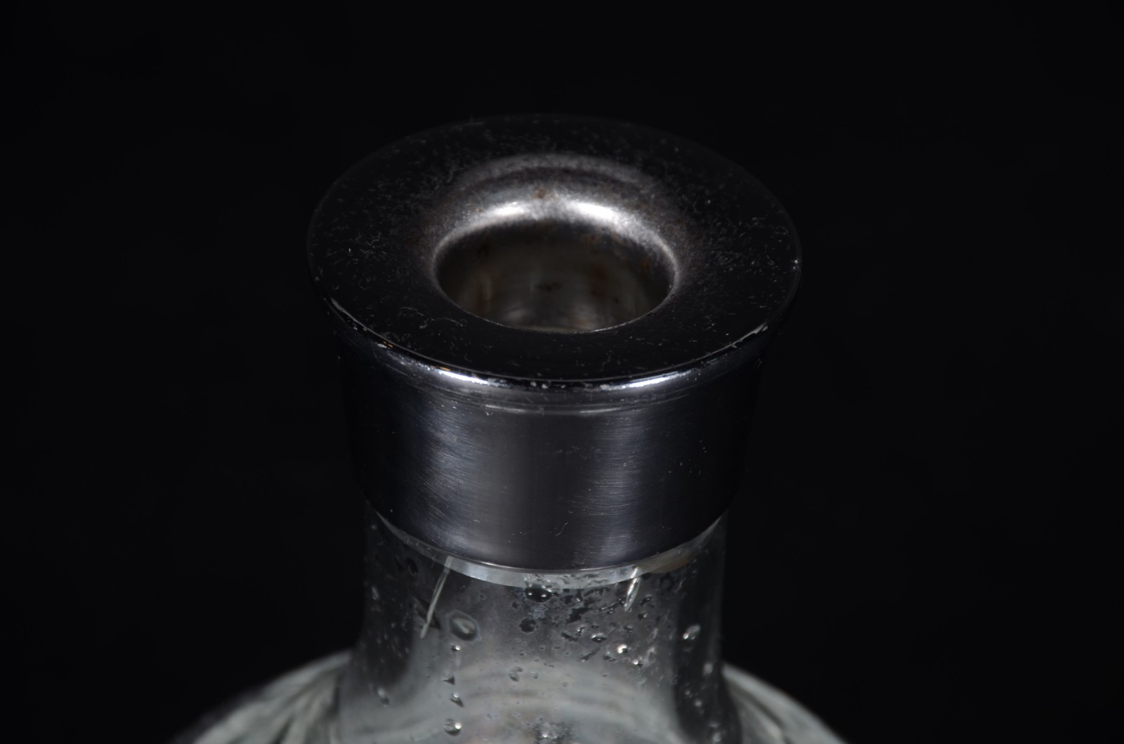 Garrafa de cristal lapidado, bocal de metal prateado. - foto 3 de 4