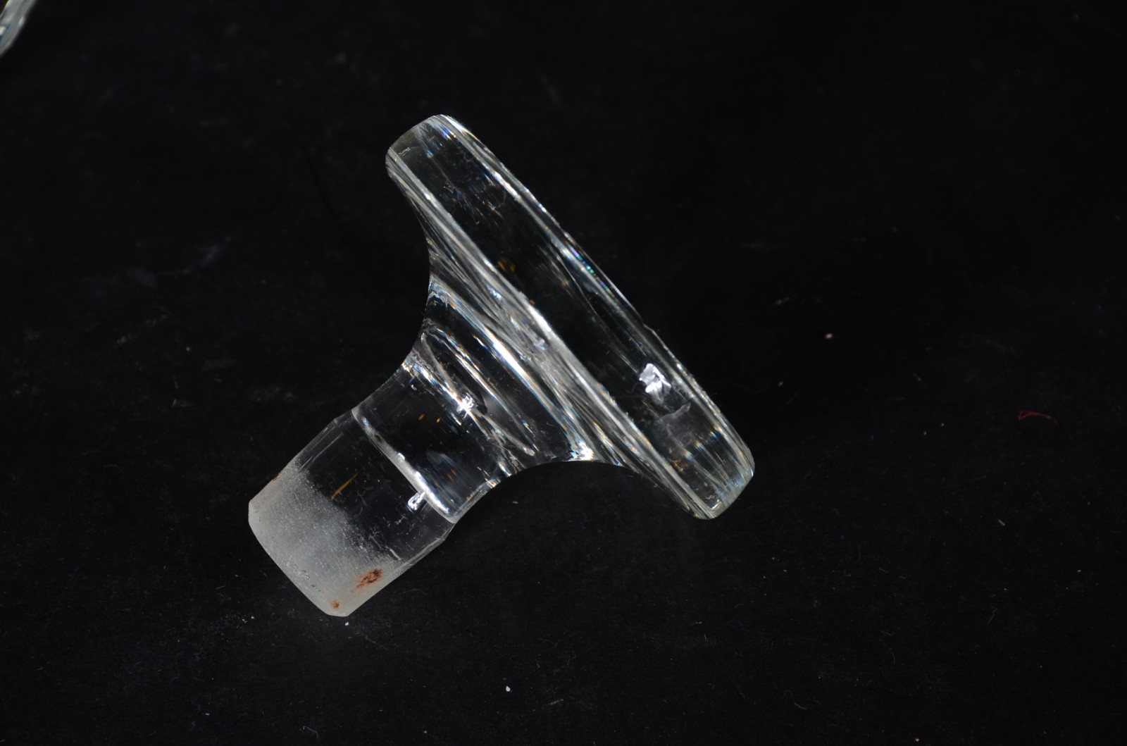 Garrafa de cristal lapidado, bocal de metal prateado. - foto 4 de 4