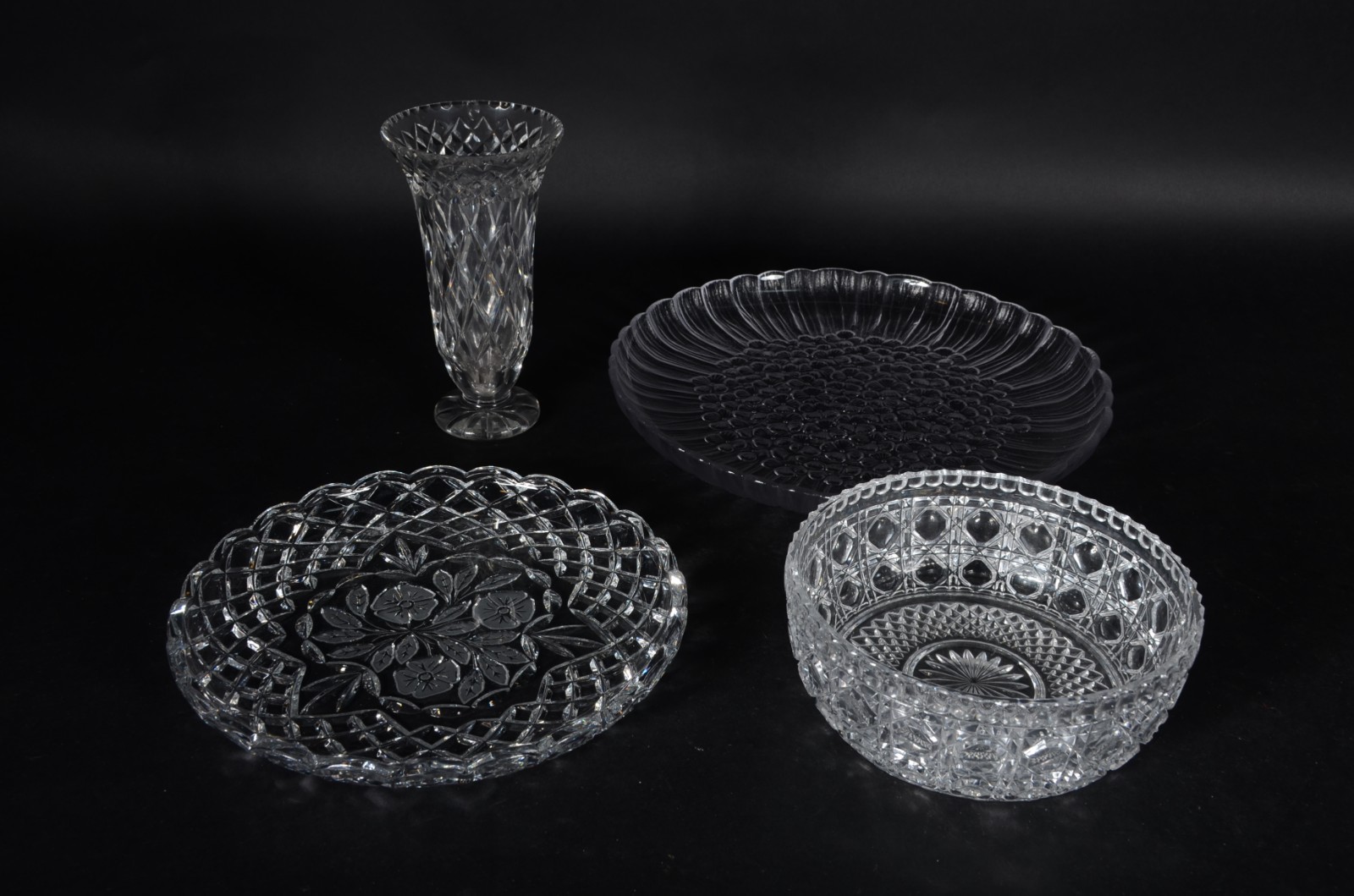 Diversas peças vidro/cristal, sendo: vaso (bicado), bowl lapidado e 2... - foto 1 de 5