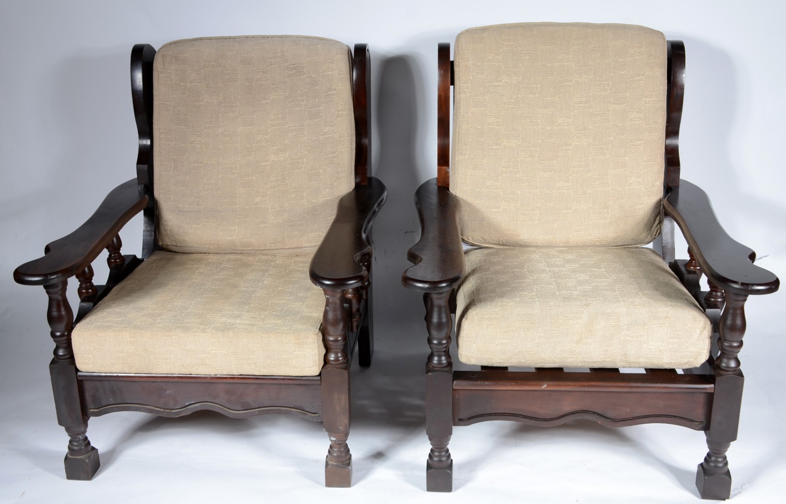 Sofá e par de poltronas de madeira nobre, almofadas soltas forradas... - foto 2 de 8