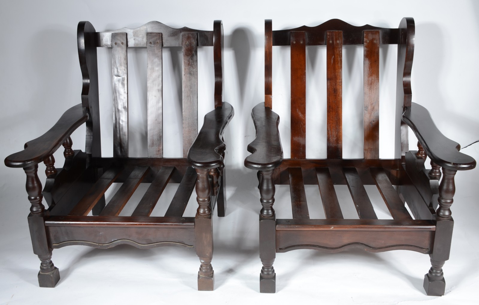 Sofá e par de poltronas de madeira nobre, almofadas soltas forradas... - foto 3 de 8