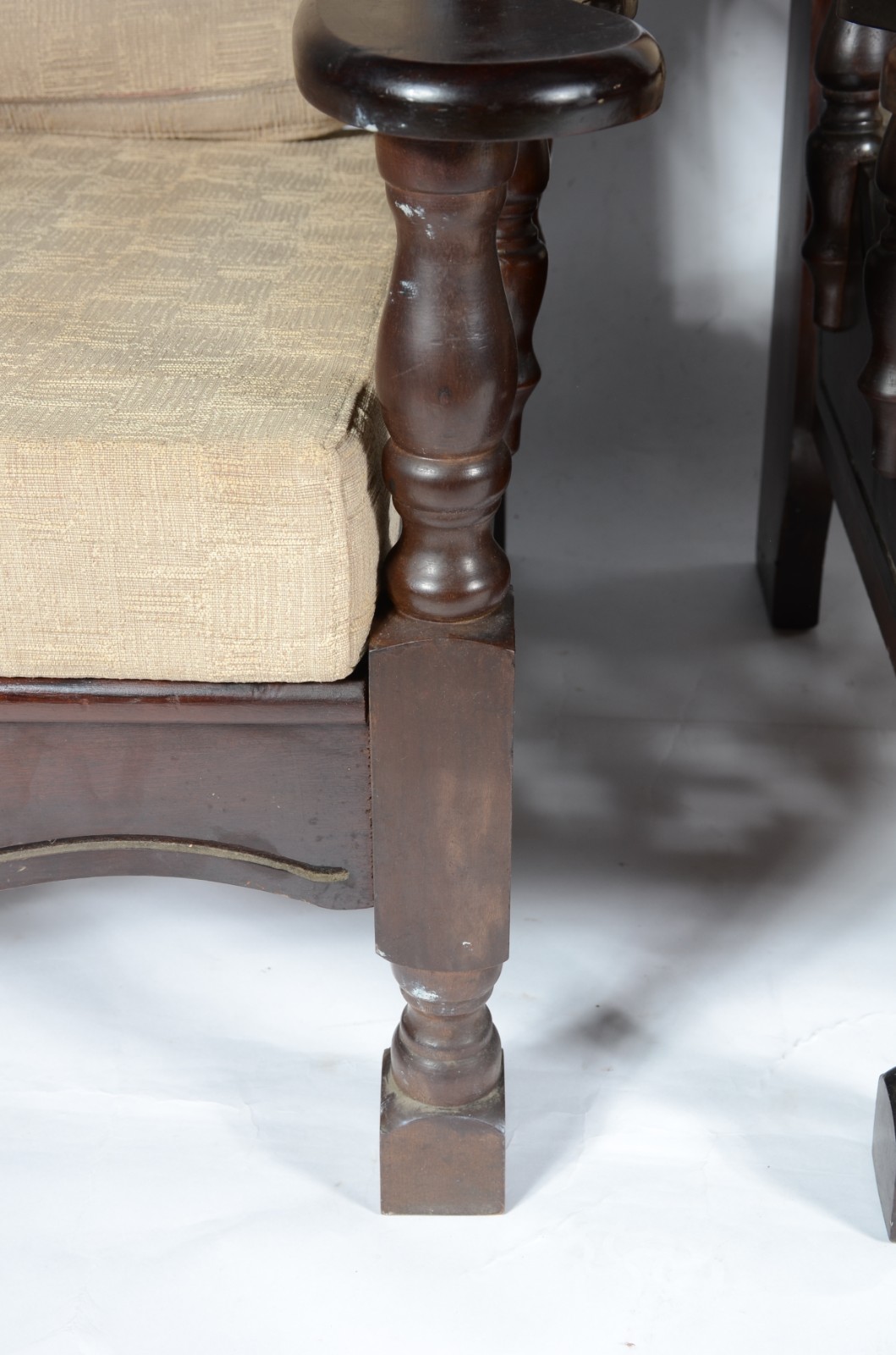 Sofá e par de poltronas de madeira nobre, almofadas soltas forradas... - foto 6 de 8