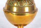 Diversas peças de metal dourado, sendo: par de ... - Diversas peças de metal dourado, sendo: par de castiçais, dois abatjoures (um com cúpula opalinada) e incensário. Total: 3 peças.