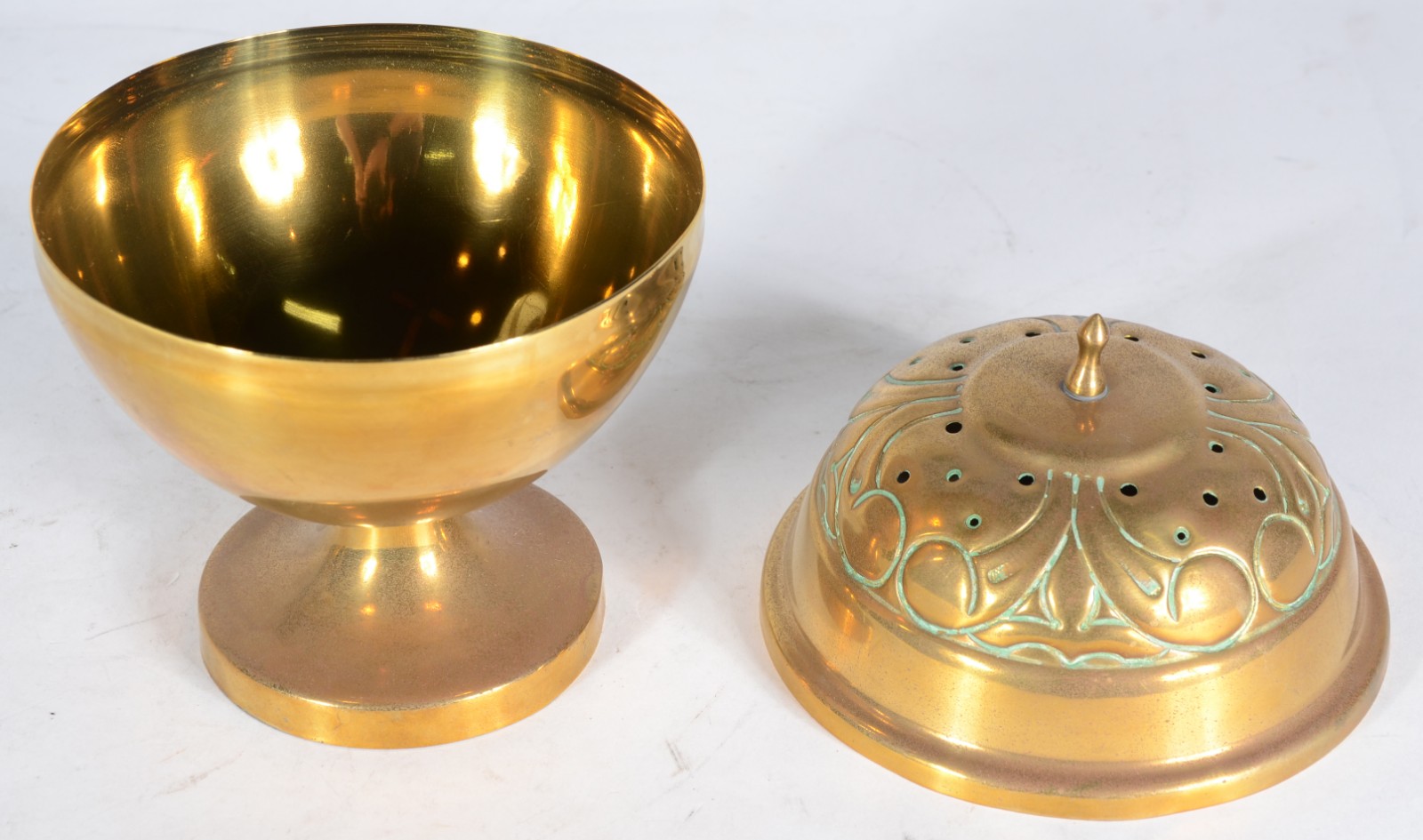 Diversas peças de metal dourado, sendo: par de castiçais, dois... - foto 8 de 8