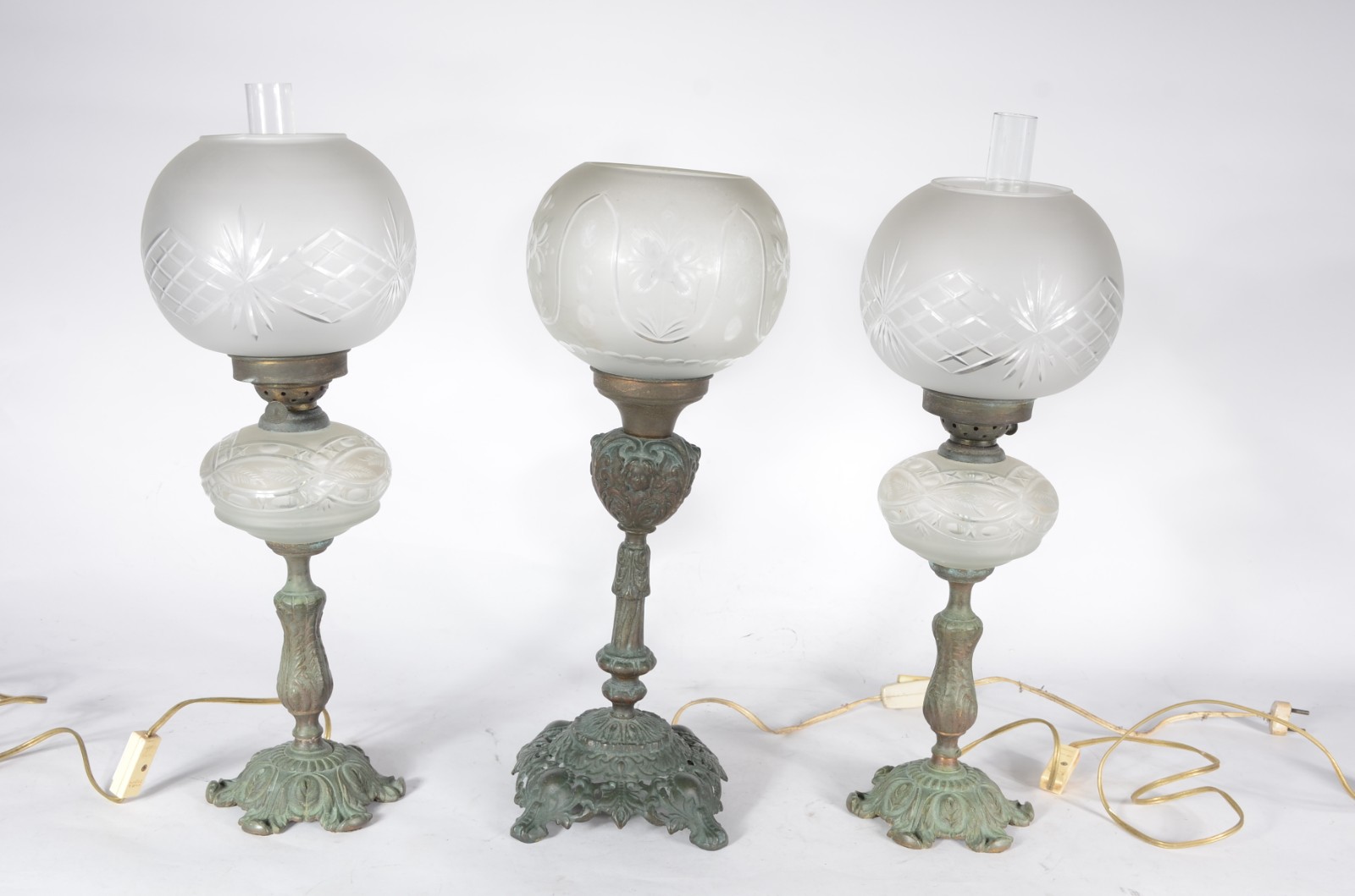 Três luminárias de metal com mangas de cristal lapidadas. Desgastes... - foto 1 de 8