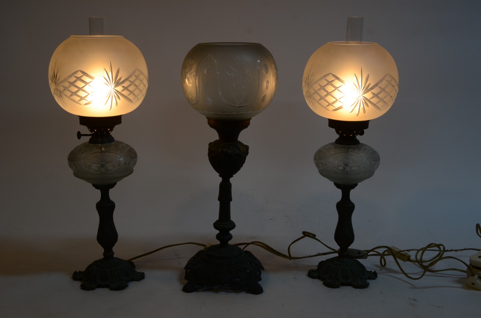 Três luminárias de metal com mangas de cristal lapidadas. Desgastes... - foto 2 de 8
