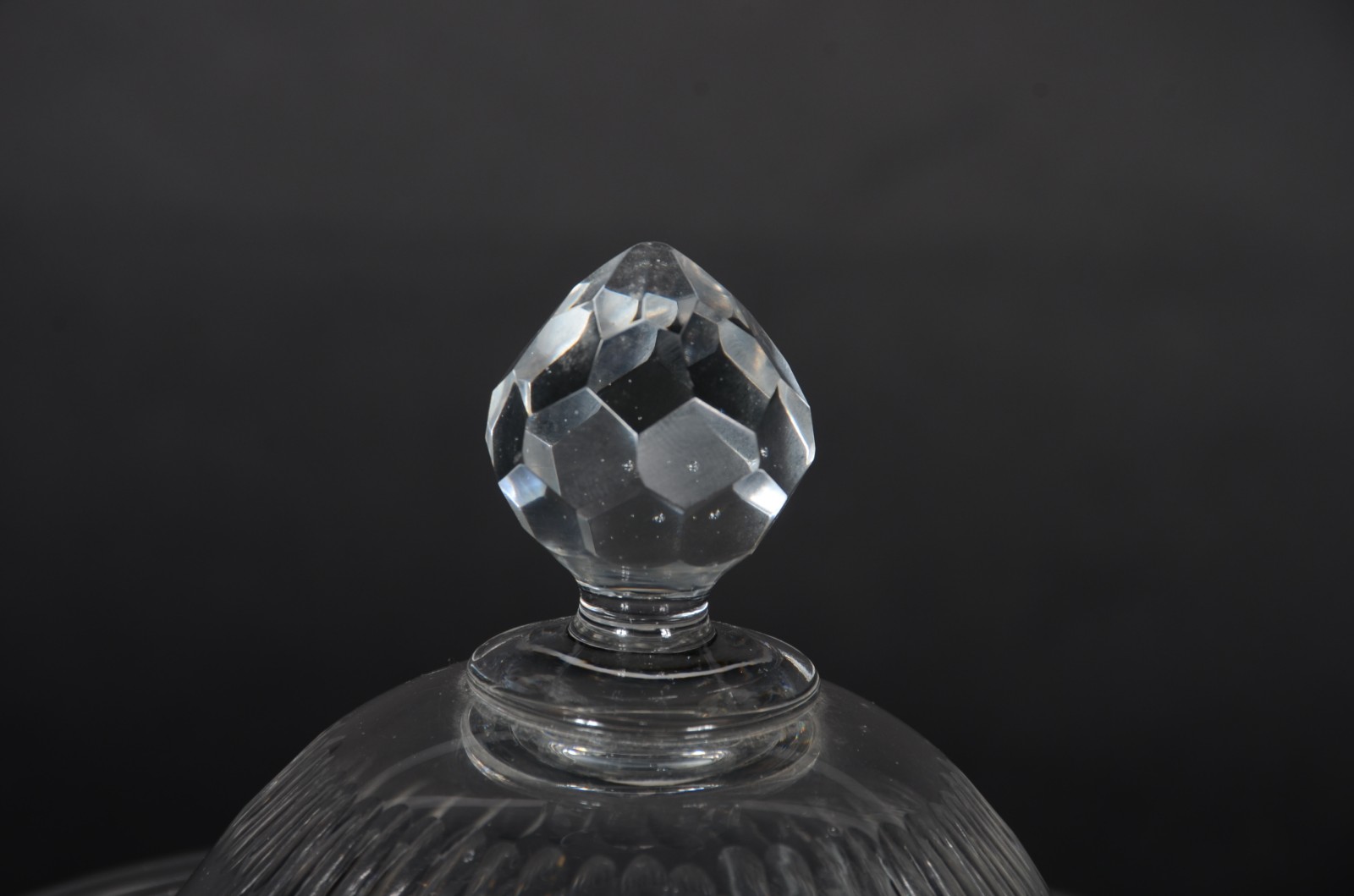 Compoteira de pé alto de cristal europeu lapidado em gomos, pega da... - foto 3 de 5