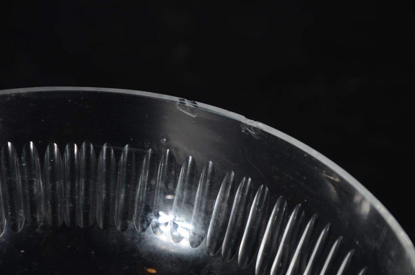 Compoteira de pé alto de cristal europeu lapidado em gomos, pega da... - foto 5 de 5