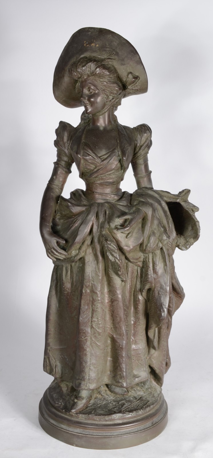 Escultura de petit bronze representando Dama com chapéu e cesta... - foto 1 de 8