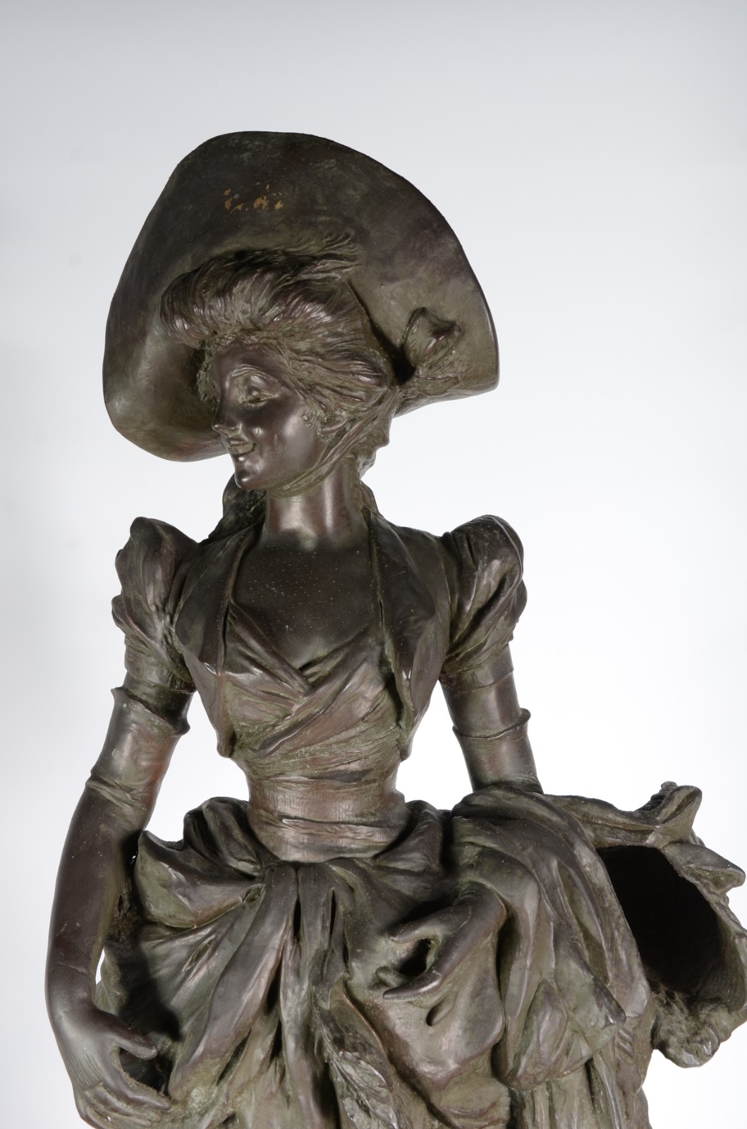 Escultura de petit bronze representando Dama com chapéu e cesta... - foto 2 de 8